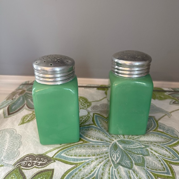 Vintage Jadite Flour and Sugar Shakers - Picture 3 of 6